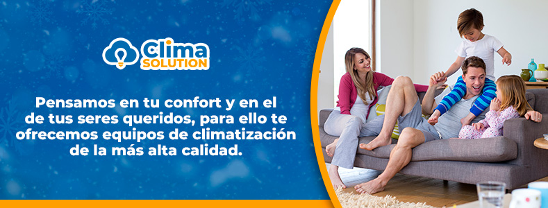 Familia feliz disfruta de su hogar climatizado