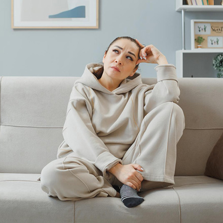 Mujer pensando en cual es el mejor sistema de calefaccin 