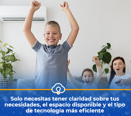 Familia en sala de casa